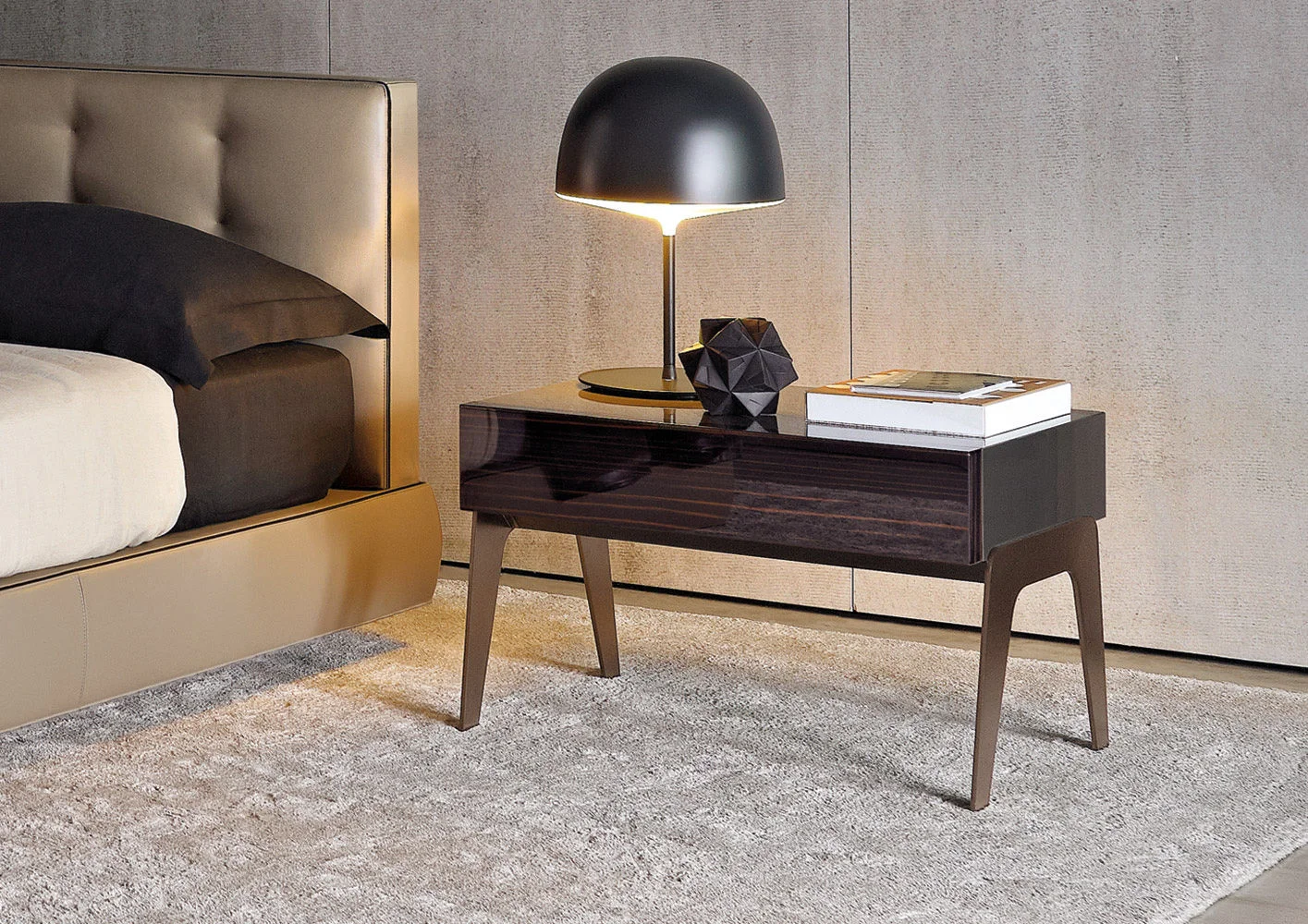 Tủ đầu giường mặt ngăn kéo ebony, chân kim loại màu đồng M8-I439