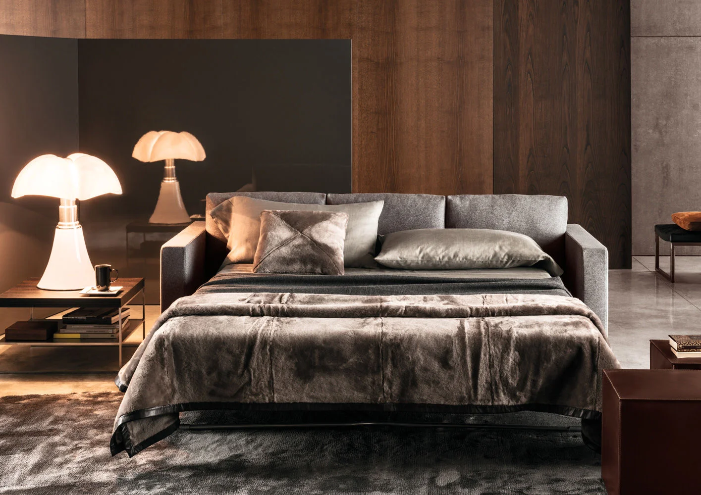 Sofa ngồi sâu đệm lưng mềm chân chrome hoặc đồng