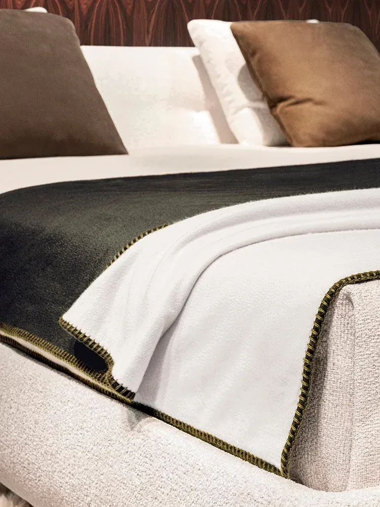 Chăn ga gối cao cấp chăn cashmere xanh lá viền khâu tay M8-I171