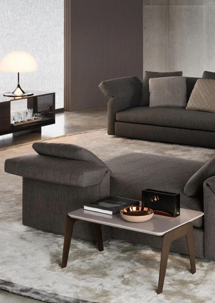 Bàn trà tròn thấp đặt giữa module sofa mặt sơn bóng M8-I298